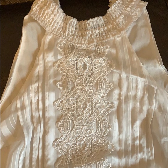 BUNDLE 3 FOR $15 Sleeveless blouse - Picture 2 of 4